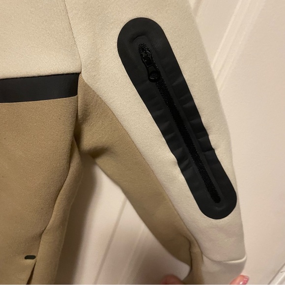 Nike tech Beige Hoodie with Black Accents unisex kids large - Picture 6 of 6